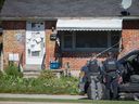 Polizeibeamte aus Windsor umstellen am Morgen des 8. September 2022 ein Haus in der Wyandotte St. East 4340.