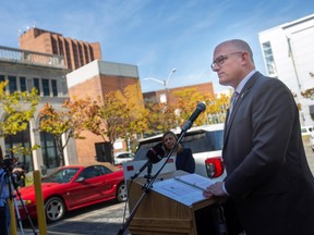 Bürgermeisterkandidat Drew Dilkens hält am Mittwoch, den 5. Oktober 2022, eine Pressekonferenz auf dem Parkplatz hinter dem Paul-Martin-Gebäude ab, um die Frage der Innenstadtentwicklung zu erörtern.