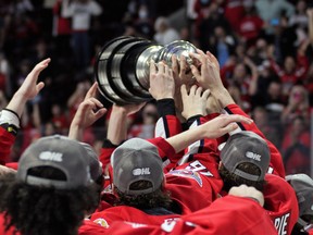 After winning the Wayne Gretzky Trophy as the OHL's Western Conference champs in 2021-22, the Windsor Spitfires will raise a banner to commemorate the accomplishment prior to Thursday's game.
Photo: Tim Cornett/OHL Images