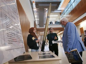 Alma Tamim, à gauche, et Ghida Hamoud, étudiantes en génie à l'Université de Windsor, partagent des concepts de fusée avec le professeur Shervin Erfani le vendredi 14 octobre 2022, lors d'une journée portes ouvertes sur la recherche.