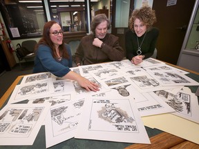 Mike Graston อดีตนักเขียนการ์ตูนบรรณาธิการของ Windsor Star มองดูงานบางส่วนของเขาที่ Leddy Library ของ University of Windsor ร่วมกับ Sarah Glassford ผู้จัดเก็บเอกสารจาก U of W ซ้าย และ Selinda Berg บรรณารักษ์ของมหาวิทยาลัยในวันอังคารที่ 8 พฤศจิกายน 2022 Graston ได้บริจาคเงิน งานศิลปะชิ้นใหญ่ของเขาไปที่มหาวิทยาลัย