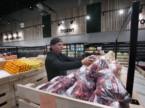 Ryan Thomas, funcionário do The Mercato Fresh Market, produz na nova loja de Banwell Road na terça-feira, 15 de novembro de 2022.