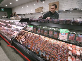 O funcionário do Mercato Fresh Market, Nino Hercegovac, é apresentado na seção de delicatessen da nova loja de Banwell Road na terça-feira, 15 de novembro de 2022.