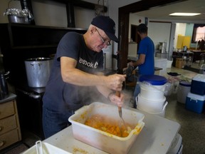 ボランティアのジム・マクラクランは、木曜日にコッタム合同教会で行われたトルコの夕食の準備中に、スカッシュをマッシュする当番をしていました.