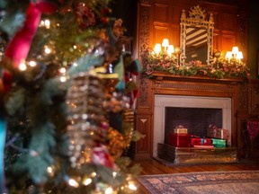 Une vue à l'intérieur du manoir Willistead de Windsor, décoré pour la période des fêtes.  Photographié le 5 décembre 2022.