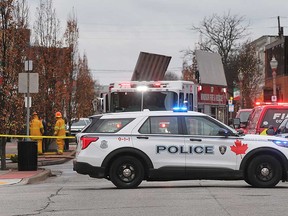 Polizia e camion dei pompieri riempiono l'edificio 700 East Erie Street a Windsor a causa di un incendio in un ristorante la mattina del 20 gennaio 2023.