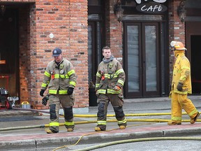 I vigili del fuoco di Windsor sul luogo dell'incendio di un ristorante nel blocco 700 di East Erie Street la mattina del 20 gennaio 2023.