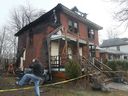 Il 10 gennaio 2023 si possono vedere ingenti danni da incendio in una casa al blocco 400 di Crawford Street a Windsor.