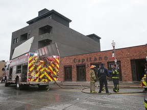 I vigili del fuoco di Windsor si trovano fuori da Capitano, un ristorante nell'isolato 700 di East Erie Street, la mattina del 20 gennaio 2023.