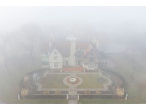 Le manoir Wilistead est enveloppé de brouillard tôt le matin, le lundi 2 janvier 2023.