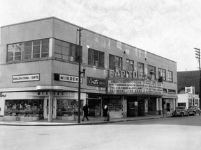 Le Capitol Theatre est présenté en 1949. Minden's Gifts et Coutts Drugs opéraient dans le même bâtiment que le Capitole à l'époque.  La Banque provinciale du Canada, maintenant un parking, était à droite.  Un restaurant non identifié, maintenant le site de Phog Lounge, se trouve entre les deux.  Historique.