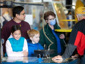 Les familles visitent le Musée canadien de l'aviation qui organisait des activités pour la Journée de la famille, le lundi 20 février 2023.