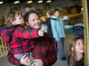 La famille Roy, Gary, tenant Lucas, 4 ans, Ali, 8 ans et Stéphanie (à l'arrière) visitent le Musée de l'aviation du Canada qui organisait des activités pour la Journée de la famille, le lundi 20 février 2023.