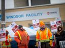 Les travailleurs en grève de Windsor Salt forment une ligne de piquetage devant la propriété de l'entreprise sur Prospect Avenue le 17 février 2023.