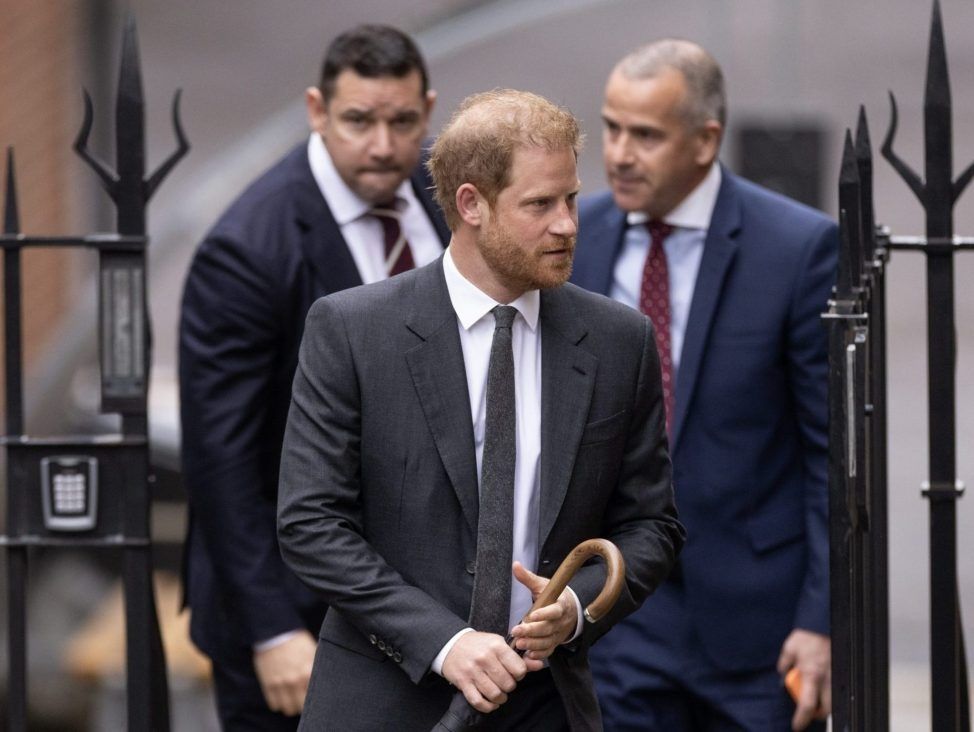 El príncipe Harry regresa a la corte en caso de piratería telefónica sensacionalista
