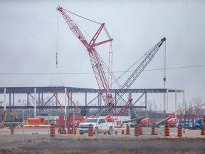 Se muestra aquí en construcción en el proyecto NextStar Energy en Windsor el miércoles 29 de marzo de 2023.