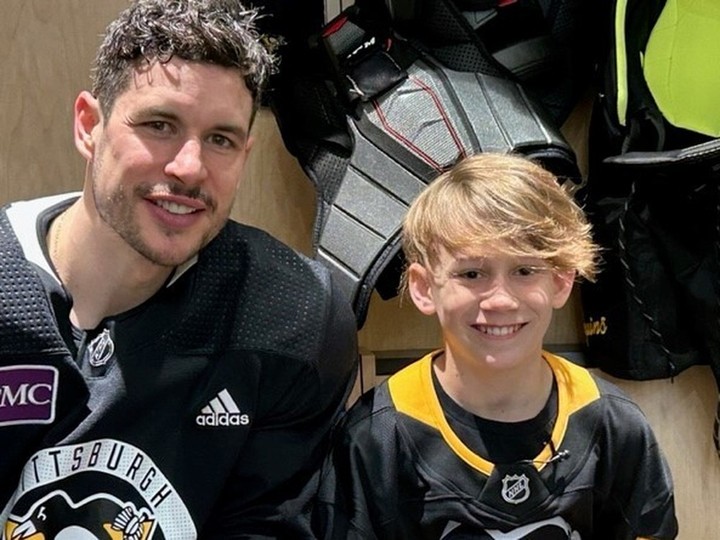  Windsor’s Logan Ferriss, 13, met Sidney Crosby, recently signed a one-day contract March 8, 2023, and skated with the Pittsburgh Penguins through Make-A-Wish Foundation. The local youngster said he had a “pretty special” experience meeting his hockey idol. Jackie Ferriss photo courtesy of Make-A-Wish Foundation.