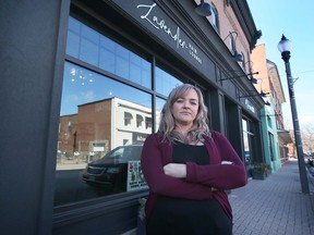 Kim Cote, propriétaire du Lavender Hair Lounge, est présentée devant l'entreprise d'Amherstburg le mardi 14 mars 2023. Elle dit que l'événement Open Air Weekends de la ville nuit à son entreprise.