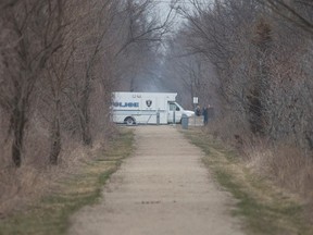 ESSEX, ON :.  23 MARS 2023 - Un véhicule de police de Windsor peut être vu sur County Rd.  8 entre Walker Road et Concession Rd.  8, du Chrysler Greenway lors d'une enquête policière active, le jeudi 23 mars 2023.