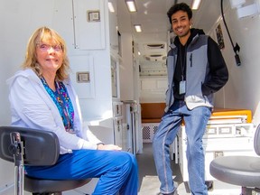 Hygienist Helga Thordarson in the mobile van with Hanshil Jhuboo, coordinator for mobile public health.