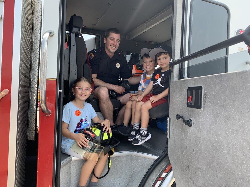 Thousands turn out for annual MeetAMachine event Windsor Star