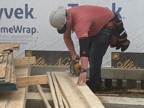Le travailleur aide à construire une nouvelle maison