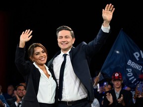 Le chef conservateur Pierre Poilievre et son épouse Anaida ont été chaleureusement applaudis lors du congrès du Parti conservateur plus tôt ce mois-ci à Québec.
