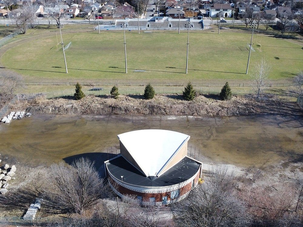 Una vista de pájaros de la Bandshell de Jackson Park, primer plano, y la propiedad del estadio Windsor de la Junta de la Escuela Pública el martes 6 de febrero de 2024.