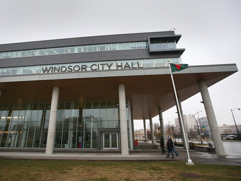 Windsor taxpayers spend top dollars on CAOs: Sunshine List | Windsor Star