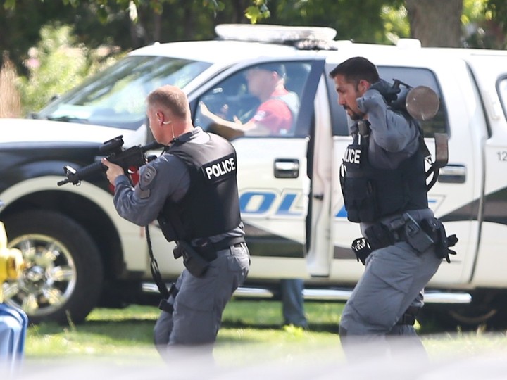  Windsor Police Service’s emergency services unit team members surround a home on Betts Avenue in Windsor on Sept. 15, 2017.
