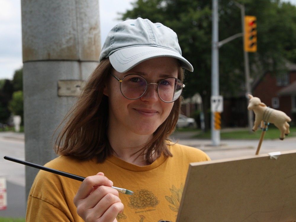 Arte fugitivo. La artista Kate Lamoure se muestra en la intersección de Dominion Avenue y EC Row Expressway en Windsor el miércoles 24 de julio de 2024. Lamoure se inspiró para comenzar una serie de pinturas que ilustran las aventuras urbanas de dos ovejas que fueron vistas vagando por la transitada zona de la autopista durante más de un mes.