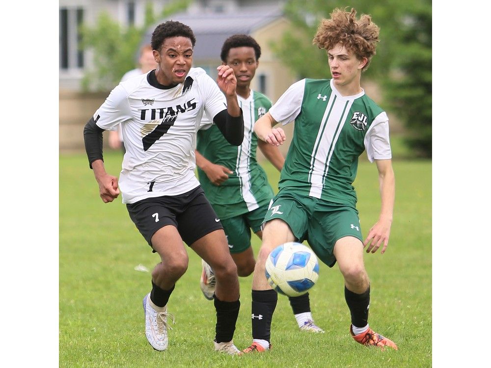 tilbury’s princely dol, left, and lajeunesse’s evan comtois clash in the swossaa senior boys soccer a final at tilbury district high school.