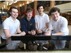 Windsor High School Jazz Group은 National Competition에서 금을 차지합니다. Windsor High School Jazz Group은 National Competition에서 금을 차지합니다.