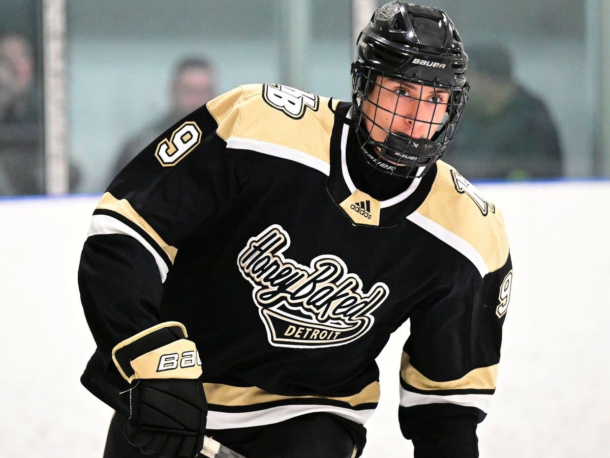 The Windsor Spitfires have signed defenceman and fourth-round pick Jake LaMontagne, who helped Detroit Honeybaked become the first American team to win the OHL Cup last season.