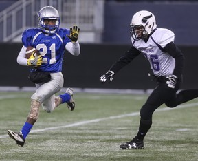 Oak Park Raiders #21 Ivan Mugisha runs clear of Vincent Massey Brandon #36 Kale Bercier in action at the University of Manitoba, in Winnipeg.  Thursday, November 11, 2017.   Sun/Postmedia Network