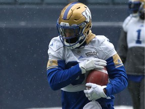 Running back Andrew Harris carries the ball during Winnipeg Blue Bombers practice in Winnipeg on Wed., Nov. 8, 2017. Kevin King/Winnipeg Sun/Postmedia Network ORG XMIT: POS1711081452236220
Kevin King, Kevin King/Winnipeg Sun