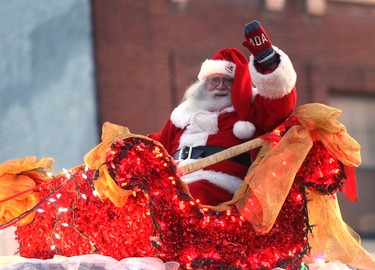 The Santa Claus Parade took place in Winnipeg this evening.  Saturday, November 18, 2017.   Sun/Postmedia Network