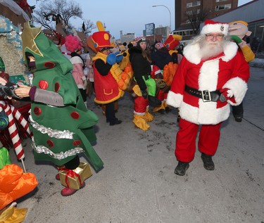 The Santa Claus Parade took place in Winnipeg this evening.  Saturday, November 18, 2017.   Sun/Postmedia Network