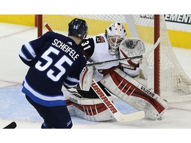 Phoenix Coyotes goaltender Scott Wedgewood stops a shot from Winnipeg Jets centre Mark Scheifele between his body and glove in Winnipeg on Tues., Nov. 14, 2017. Kevin King/Winnipeg Sun/Postmedia Network ORG XMIT: POS1711142118423561
Kevin King, Kevin King/Winnipeg Sun