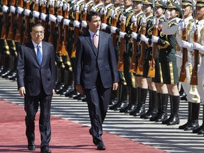 Chinese Premier Li Keqiang (L) accompanies Canadian Prime Minister Justin Trudeau (R) to view an honour guard during a welcoming ceremony outside the Great Hall of the People on August 31, 2016 in Beijing, China. (Lintao Zhang/Getty Images)