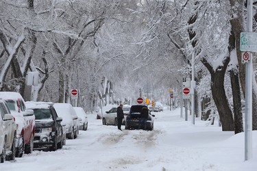 Hans Baptista (right) stops to help Barry Giesbrecht with his stuck vehicle on Nassau Street North in Winnipeg on Mon., March 5, 2018. Kevin King/Winnipeg Sun/Postmedia Network