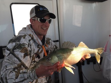 Minnesota anglers enjoying Lake Winnipeg fishing.