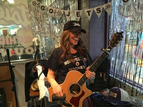 WInnipeg country music singer Courtney Lynn performs in her Winnipeg Jets gear at Tootsies at the Nashville airport on Thursday. Ted Wyman/Postmedia