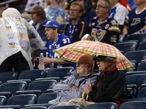 Bombers fans braved the elements to watch their team take on the Edmonton Eskimos Friday night. (Kevin King/Winnipeg Sun)