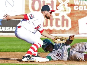 Winnipeg Goldeyes second baseman Tucker Nathans applies the tag to retire Gary’s Andy De Jesus, who was trying to steal second on June 13, 2018. (DAN LeMOAL/Pjoto)