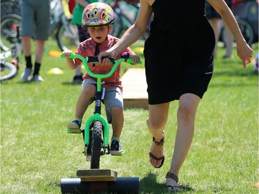 Renee Hill helps son Charlie, 4, on the obstacle course at Mulvey School during the Fam Jam Wheel Jam in Winnipeg on Sun., June 10, 2018. Kevin King/Winnipeg Sun/Postmedia Network