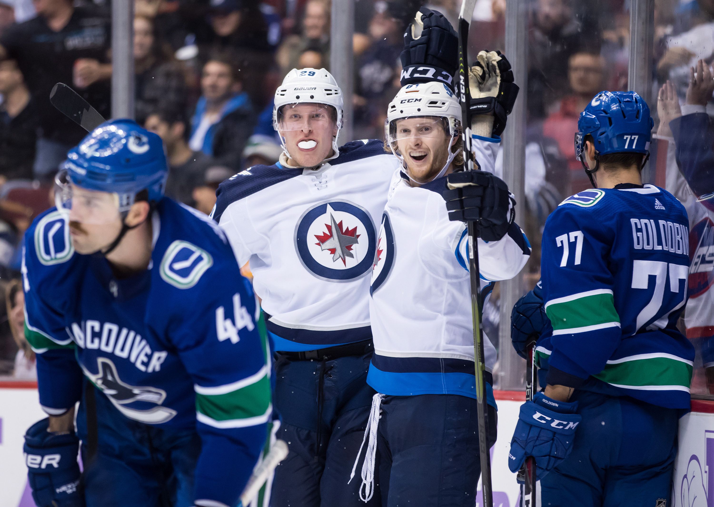 Winnipeg Jets beat Vancouver Canucks 4-2