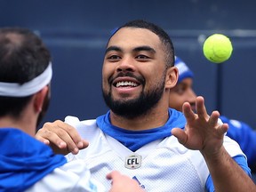 Slotbacks Nic Demski (right) and Weston Dressler juggle tennis balls together after Winnipeg Blue Bombers practice on Tues., Oct. 2, 2018. Kevin King/Winnipeg Sun/Postmedia Network