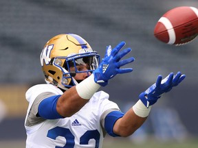 Andrew Harris makes a catch during Winnipeg Blue Bombers practice on Wed., Nov. 14, 2018. Kevin King/Winnipeg Sun/Postmedia Network