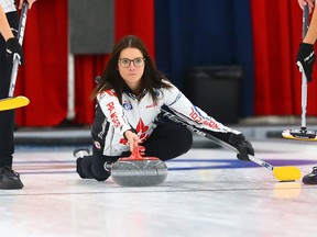 Kerri Einarson's rink from Gimli, Man., advanced to the women's final of the Canada Cup of curling on Saturday morning with a 7-3 win over Calgary's Chelsea Carey.